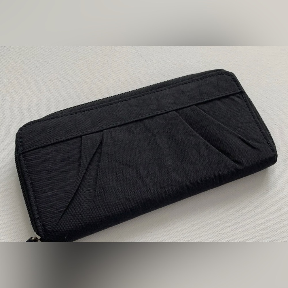 EUC Travelon Black Pleated Wallet